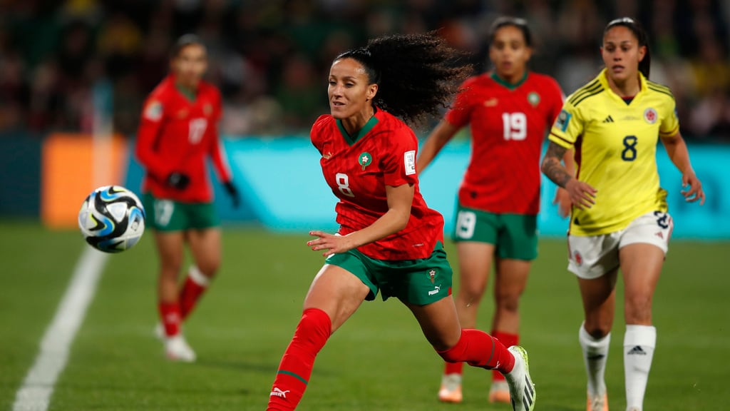 Salma Amani, de Marruecos, corre detrás del balón durante el partido del Grupo H del Mundial femenino que enfrentó a su selección con Colombia, en Perth, Australia, el 3 de agosto de 2023. (AP Foto/Gary Day)