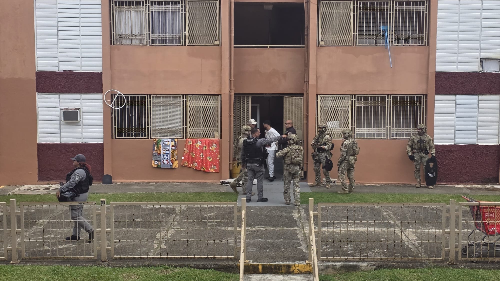 Agentes de Drogas Metro diligencian órdenes de allanamiento en el residencial Nuestra Señora de Covadonga en Trujillo Alto.
