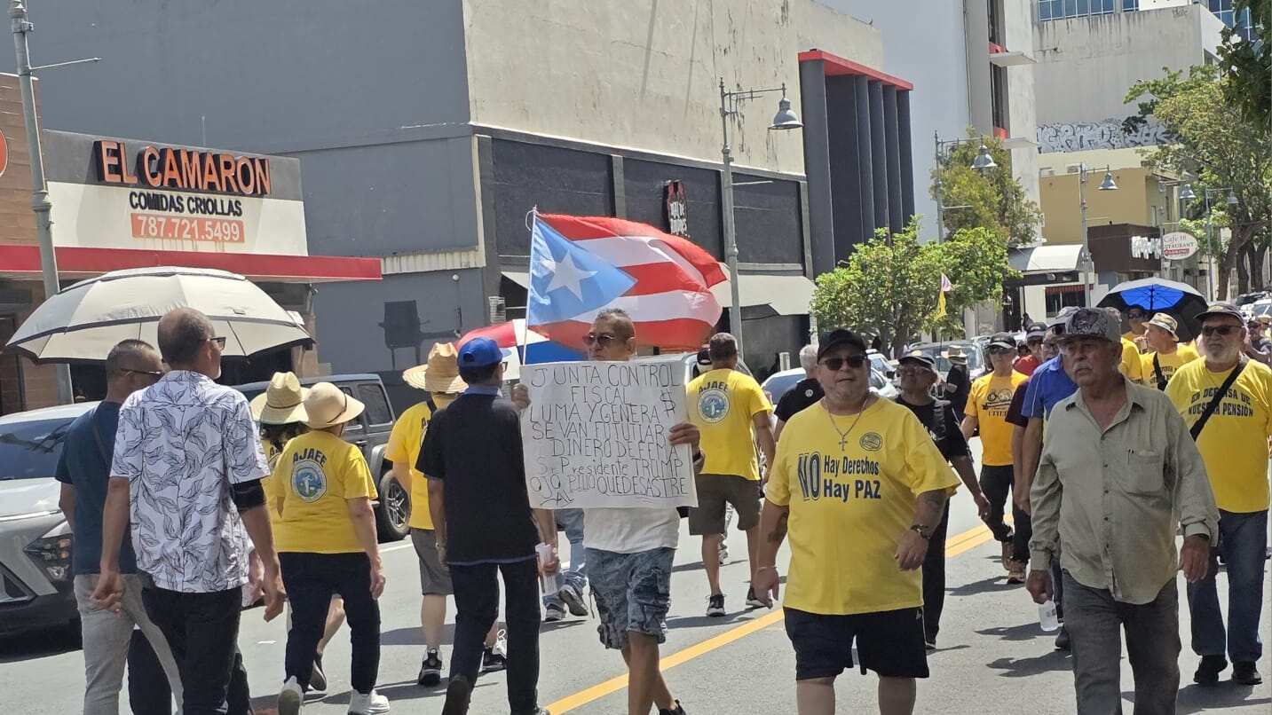 Manifestantes de la Alianza de Empleados Activos y Jubilados de la AEE protestaron frente a la sede de la corporación pública en Santurce en rechazo al aumento en la factura de la luz.