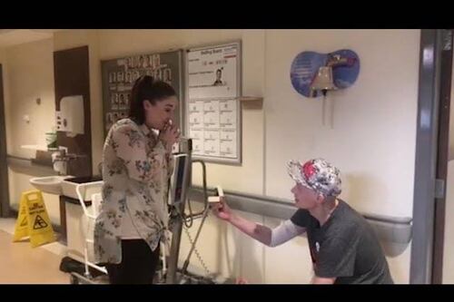 La tierna pedida de mano de joven tras superar el cáncer