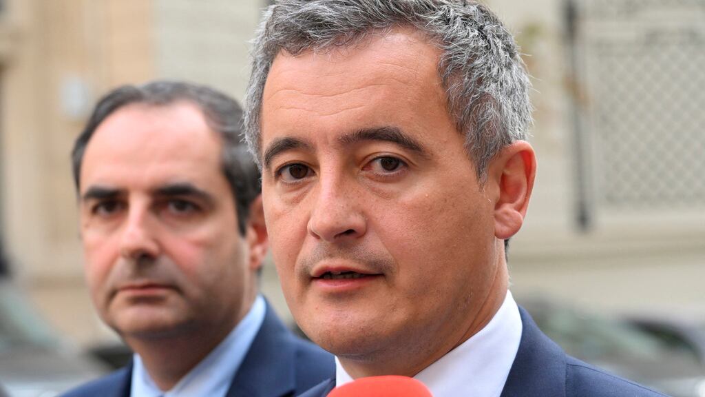 ARCHIVO - El ministro francés del Interior, Gerald Darmanin, a la derecha, habla con los medios tras una reunión el 9 de octubre de 2023 en París. La policía detuvo a un hombre que atacó a gente que pasaba por la calle en París el 2 de diciembre de 2023, y que mató a un turista alemán además de herir a otras dos personas, según indicó Darmanin. (Bertrand Guay, Pool via AP, Archivo)