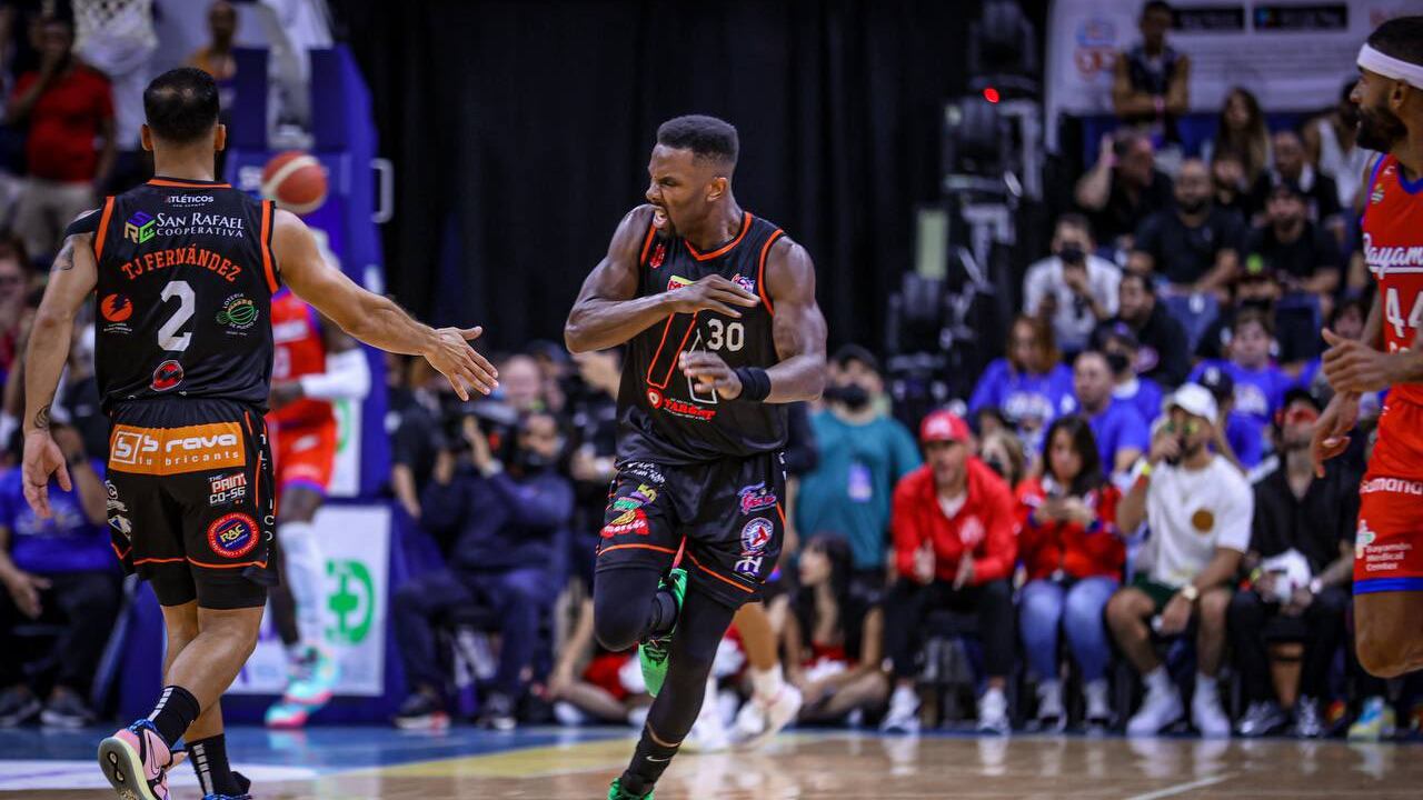 Norris Cole de los Atléticos de San Germán.
