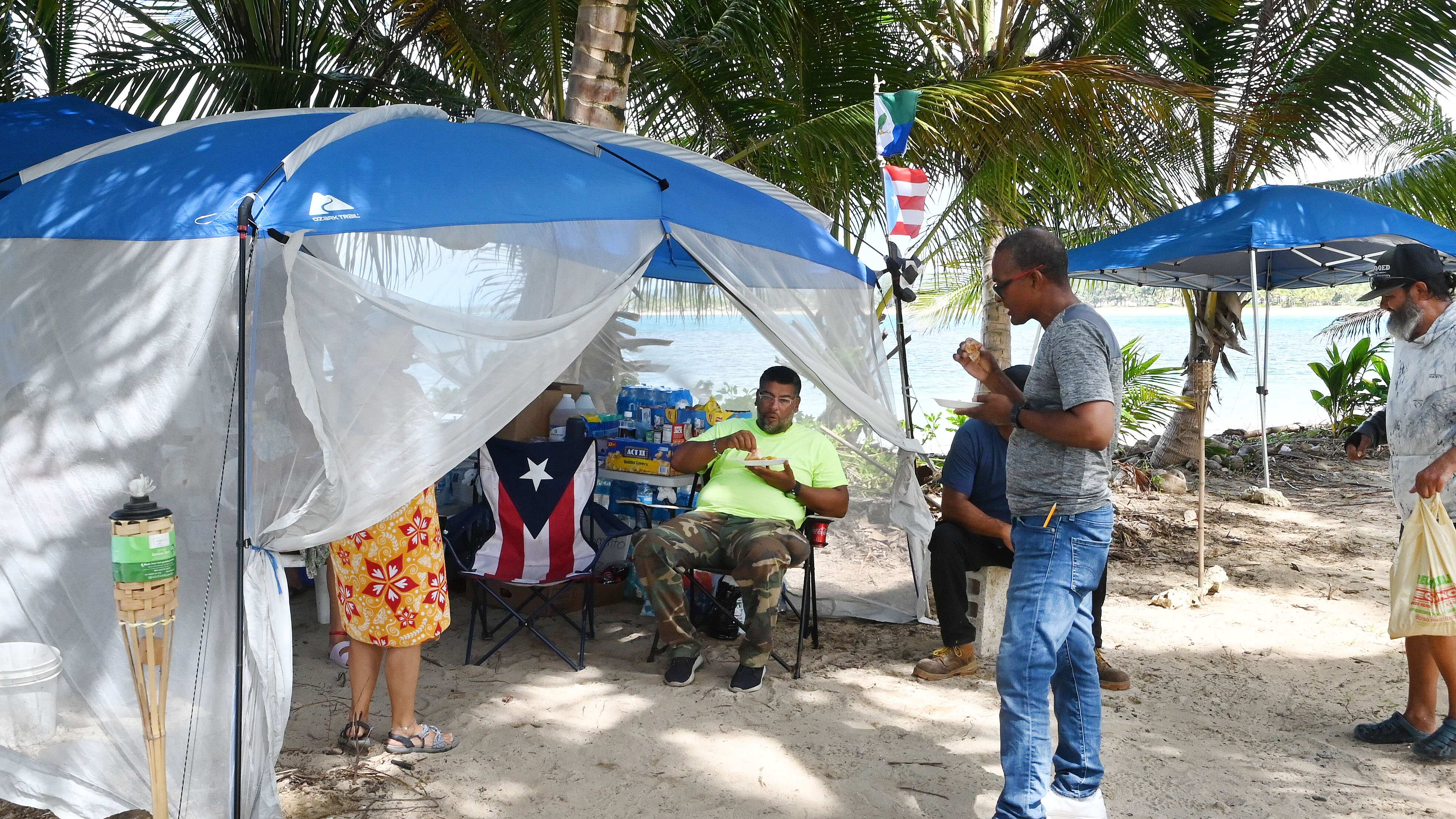 Personas acampando en la playa Las Picuas en Rio Grande.