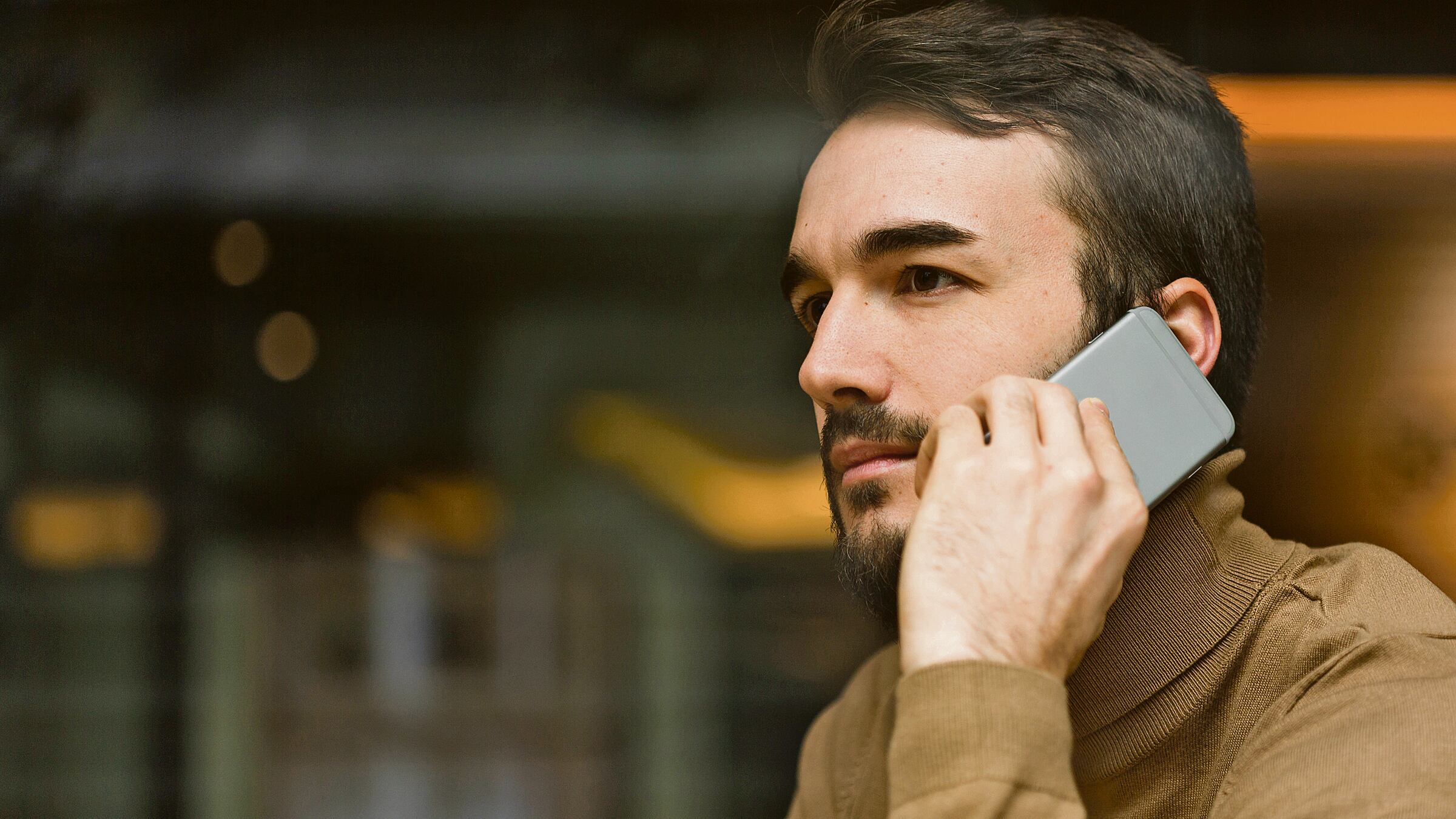 Un chico en durante una llamada telefónica.