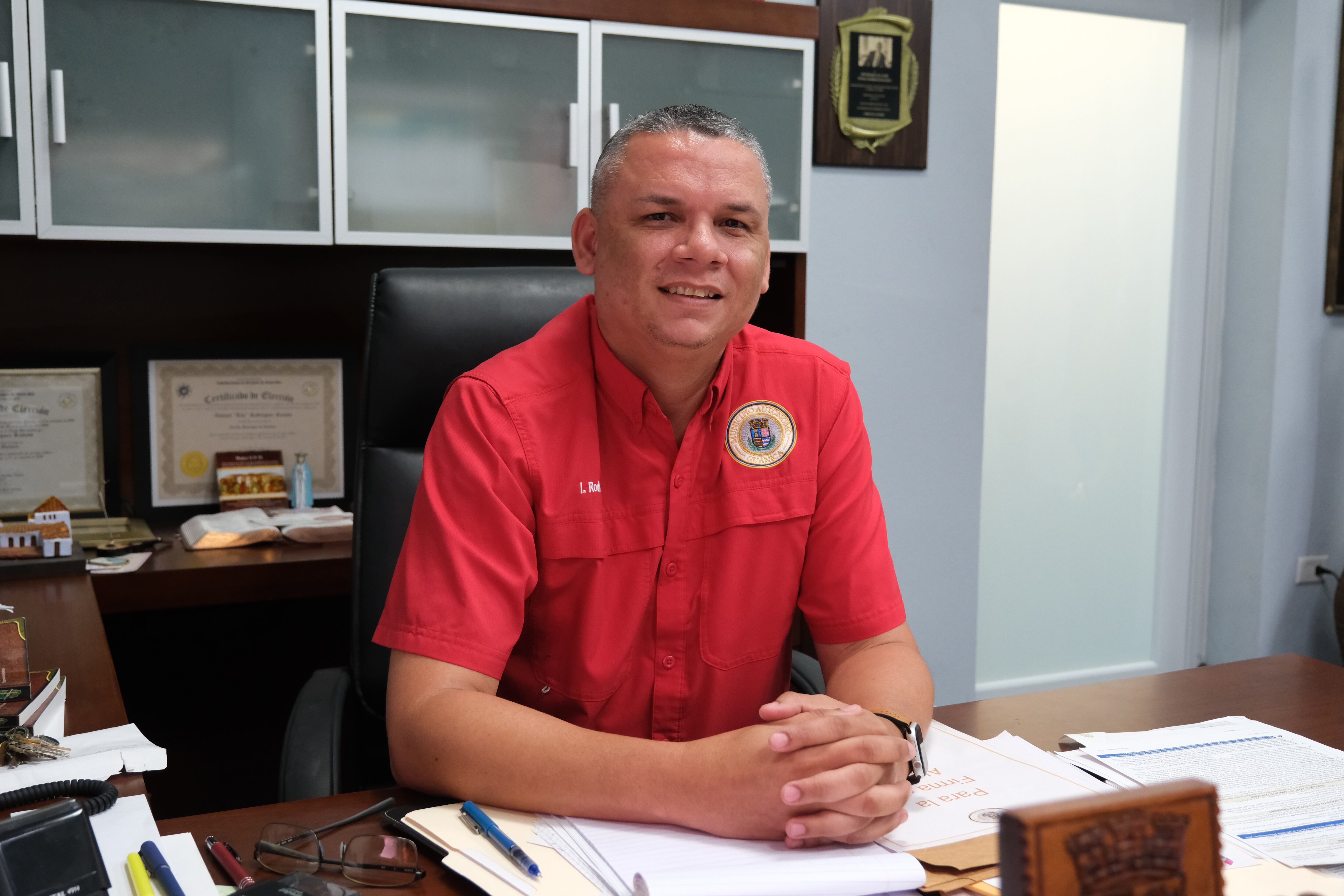 Al alcalde de Guánica, Ismael Rodríguez Ramos, le preocupa que venza el término para el uso de los fondos para la reconstrucción del malecón.
Foto por Norenid Feliciano | Centro de Periodismo Investigativo
