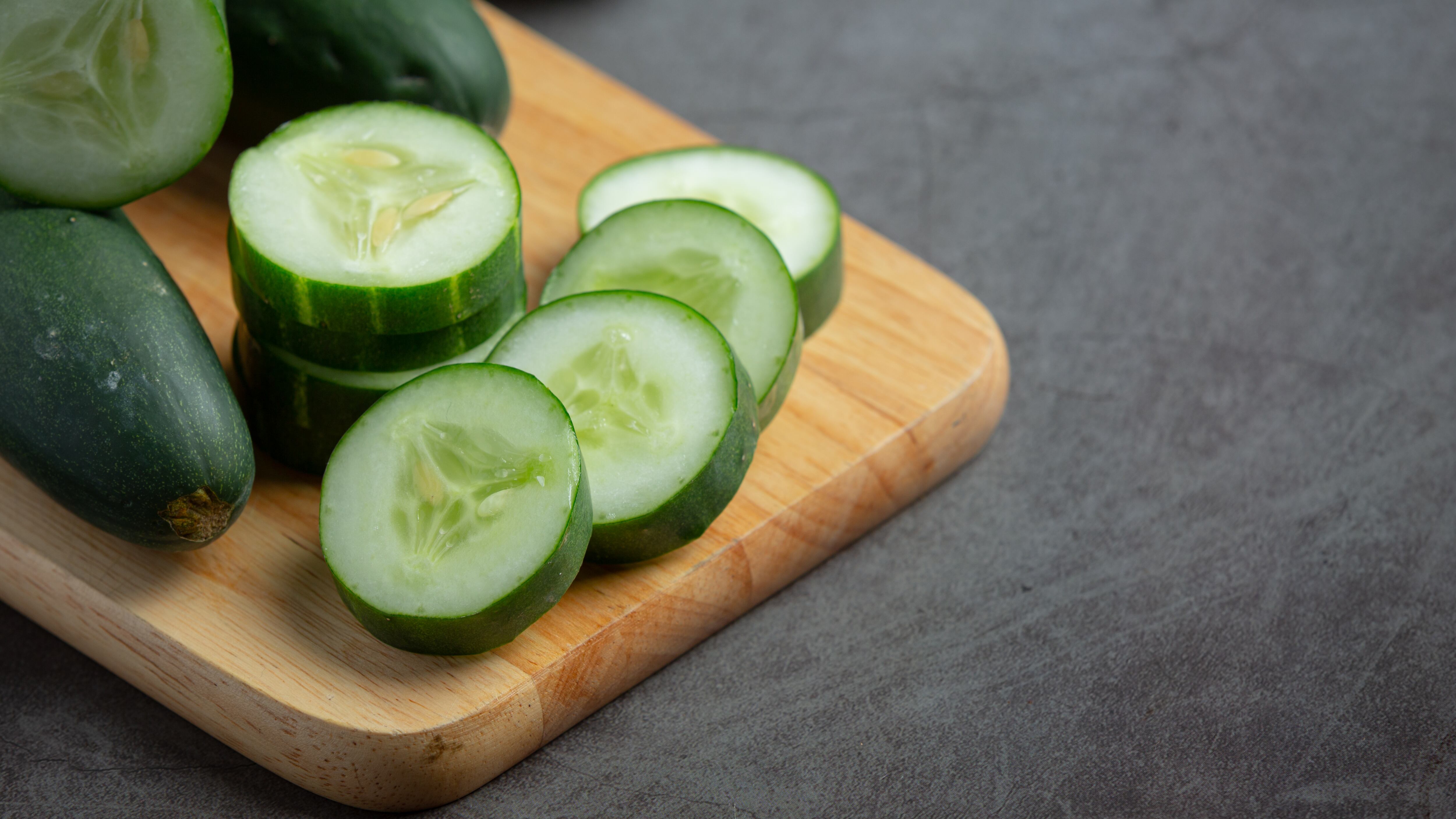 Las propiedades del pepino favorecen la pérdida de peso, ayudan a mantener el organismo hidratado y mejoran el funcionamiento intestinal. Foto: Freepik.