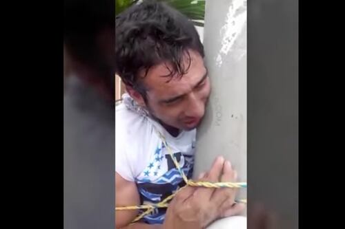 Atrapan a un ladrón y lo amarran a un poste