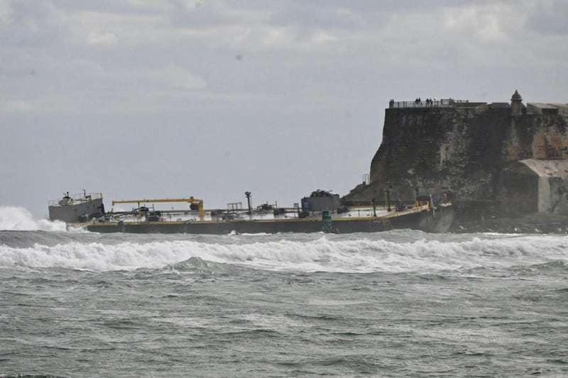 Una barcaza que transportaba combustible encalló en la zona frente al rompeolas del Castillo San Felipe del Morro.