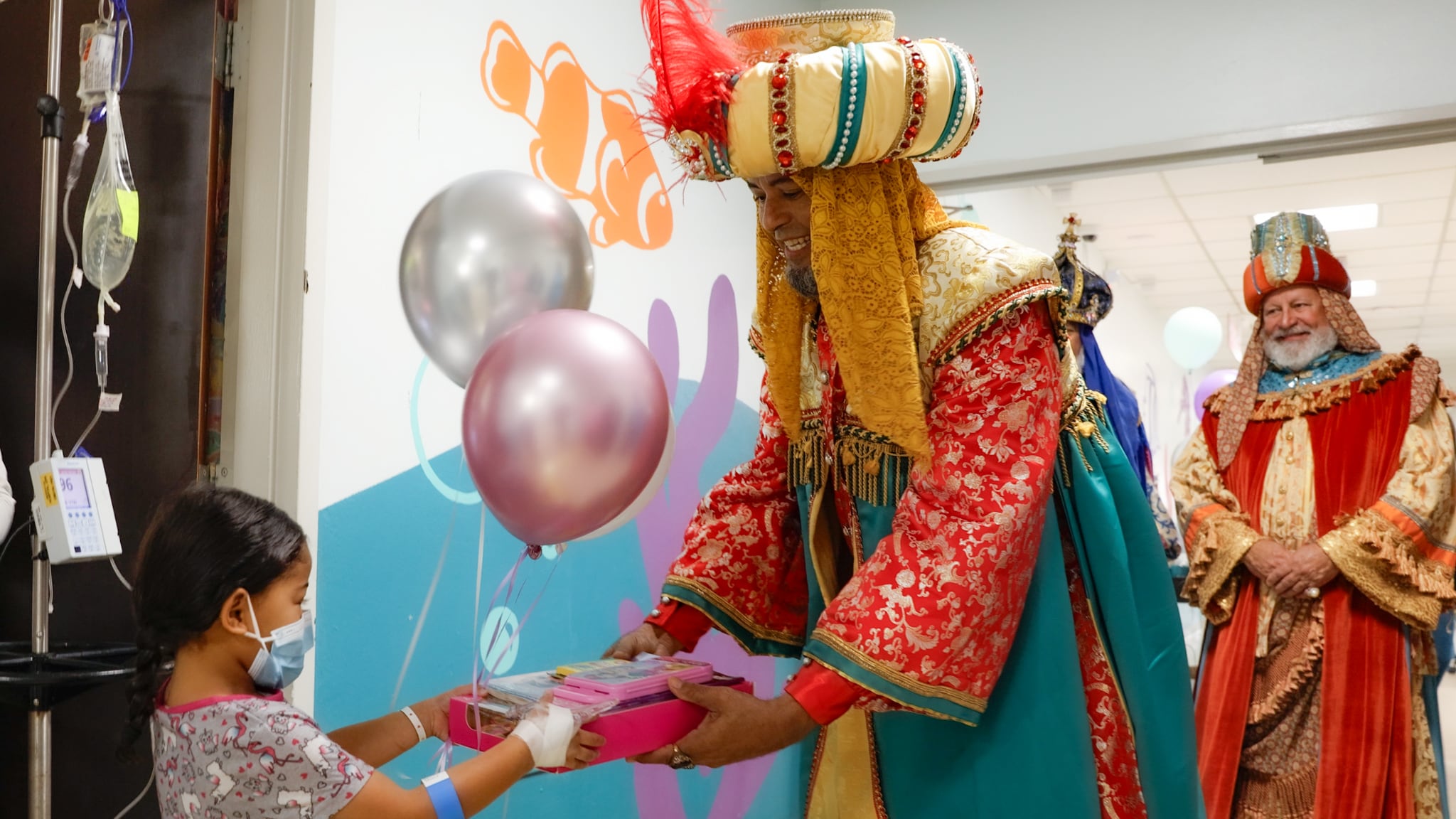 Reyes Magos entregan regalos a pacientes del Hospital UPR Dr. Federico Trilla