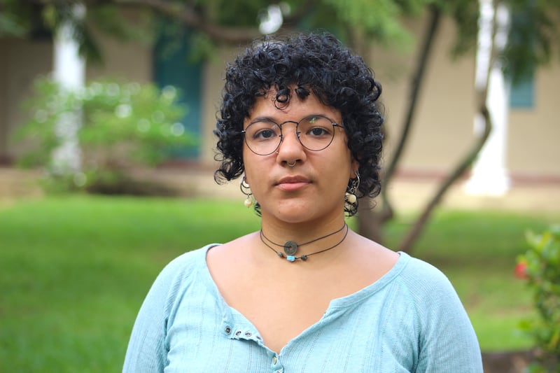 Nassim del Río, estudiante de género no binario, relató que estudiantes cuir enfrentan hostigamiento y amenazas dentro del campus, incluso por grupos estudiantiles religiosos.