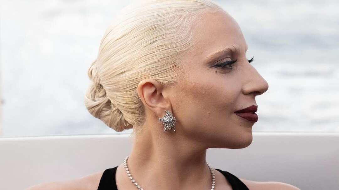 Lady Gaga nos mostra que é a hora de apostar no cabelo vermelho