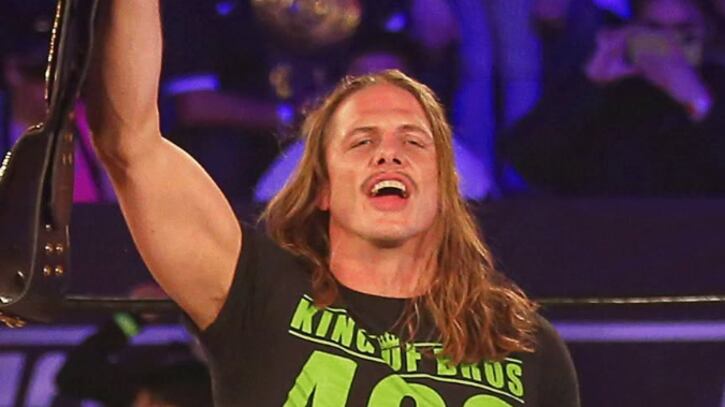 Matt Riddle ataca a podcaster en vivo.