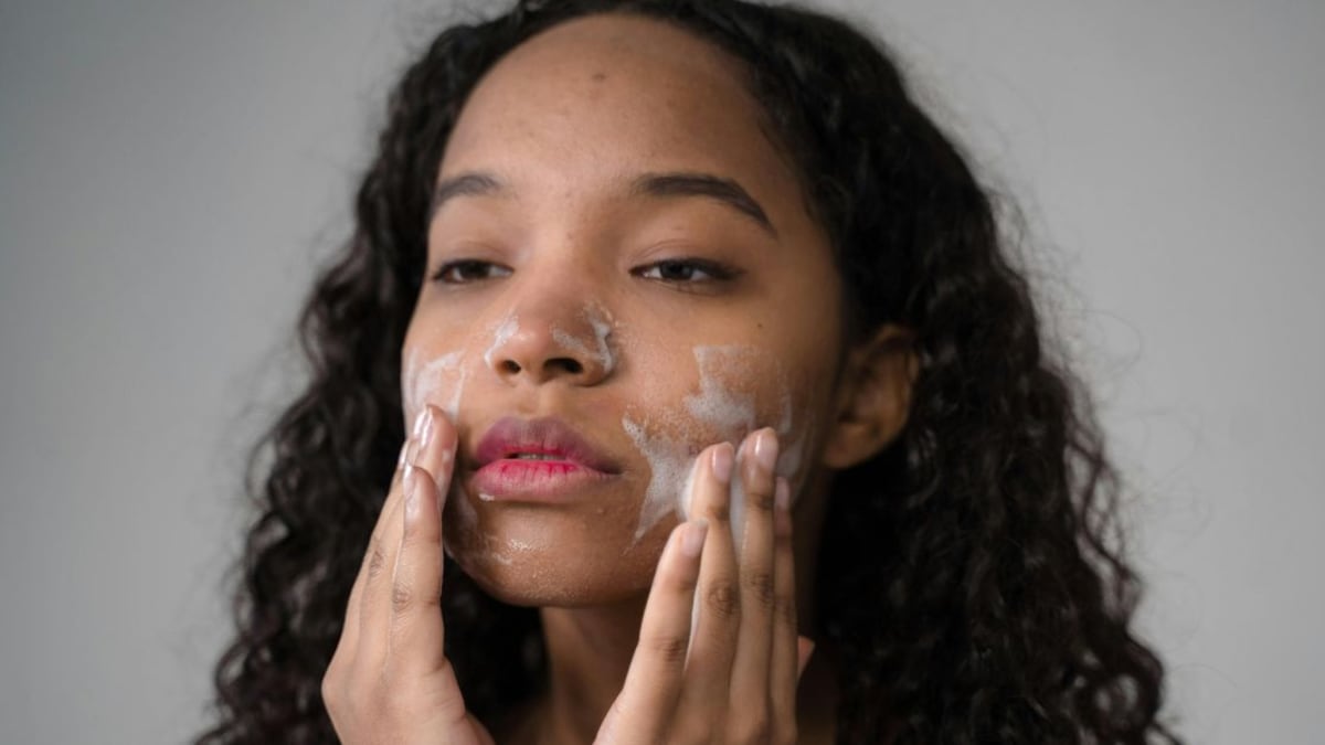 El uso de cosméticos en la adolescencia está siendo muy promovido en redes sociales