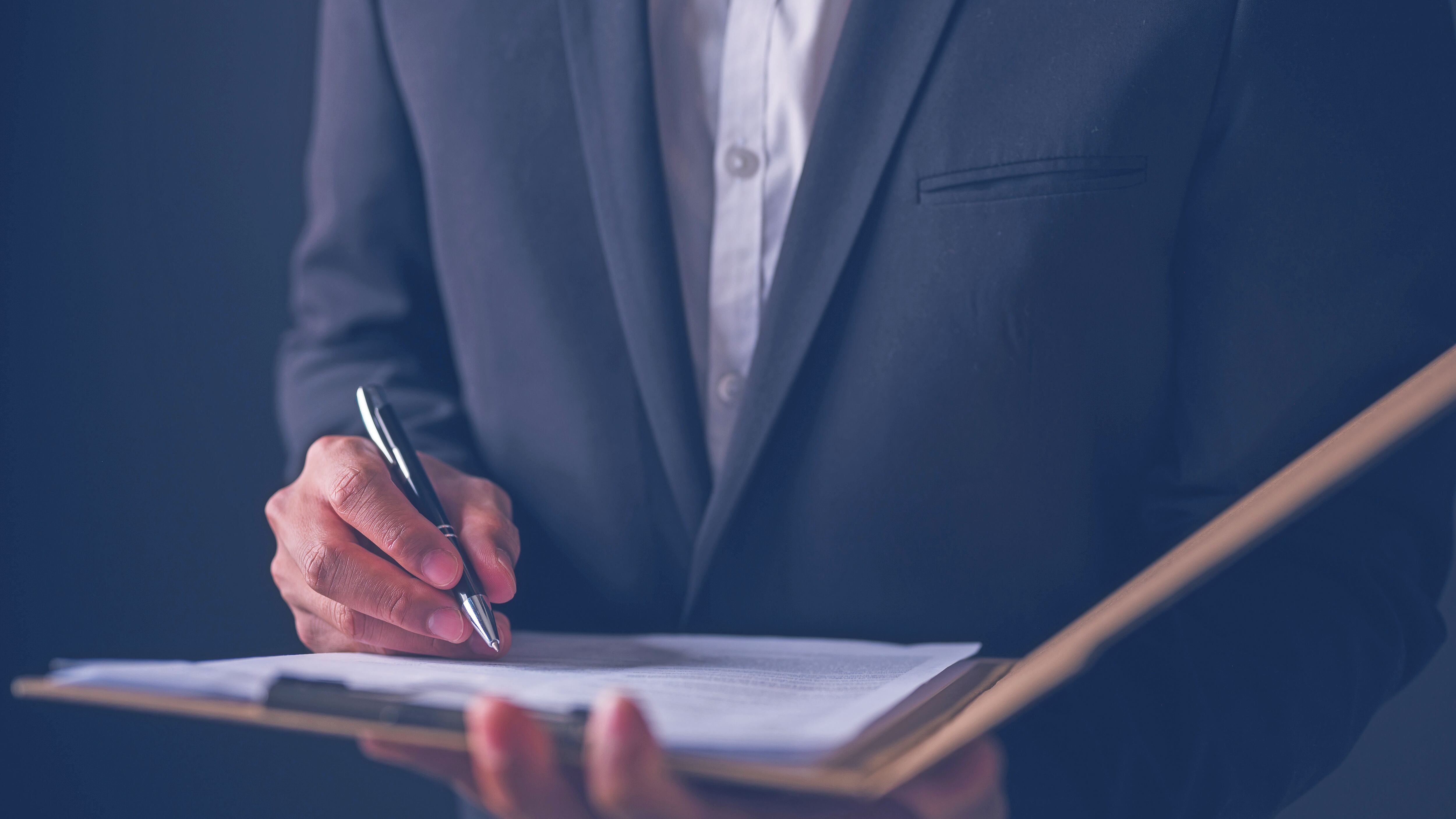 Empresario firmando documentos Sistema de datos de documentos Informe Tecnología de RR.HH Análisis de datos, Firma de contrato Hombre sosteniendo portapapeles documentos informes papeles leyendo o revisando informe de rendimiento empresarial