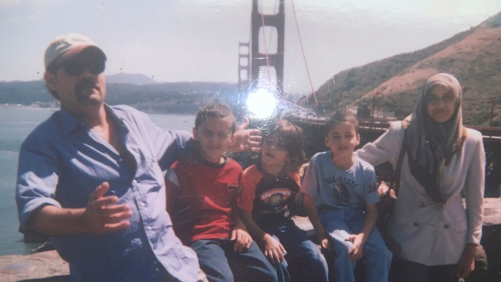 Esta imagen sin fecha proporcionada por Fadi Sckak muestra a Abedalla Sckak con su esposa Zahra Sckak e hijos. Abedalla Sckak, de 56 años, murió tras ser baleado el mes pasado durante los combates en la Franja de Gaza. Es padre de tres hijos estadounidenses. La familia alberga esperanzas de que Zahra Sckak sea rescatada, pues está atrapada en la Ciudad de Gaza. (Fadi Sckak vía AP)