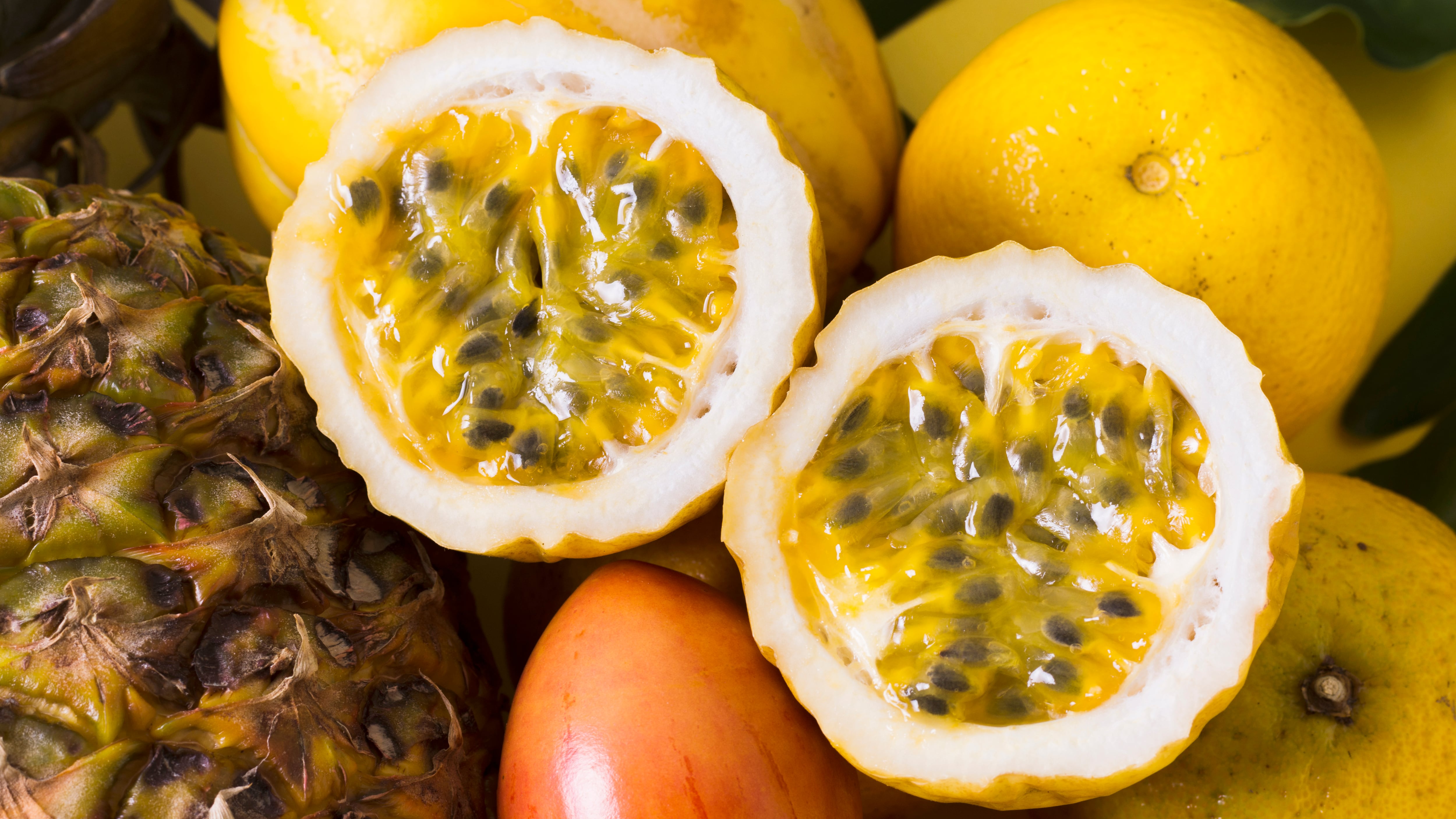 El maracuyá es una fruta saciante y rejuvenecedora que nos permite consumirlo de muchas formas. Desde mermeladas y cócteles, hasta postres y jugos, esta fruta tropical es muy refrescante e increíblemente versátil, además de que aporta numerosos beneficios a nuestro organismo. Foto: Freepik.