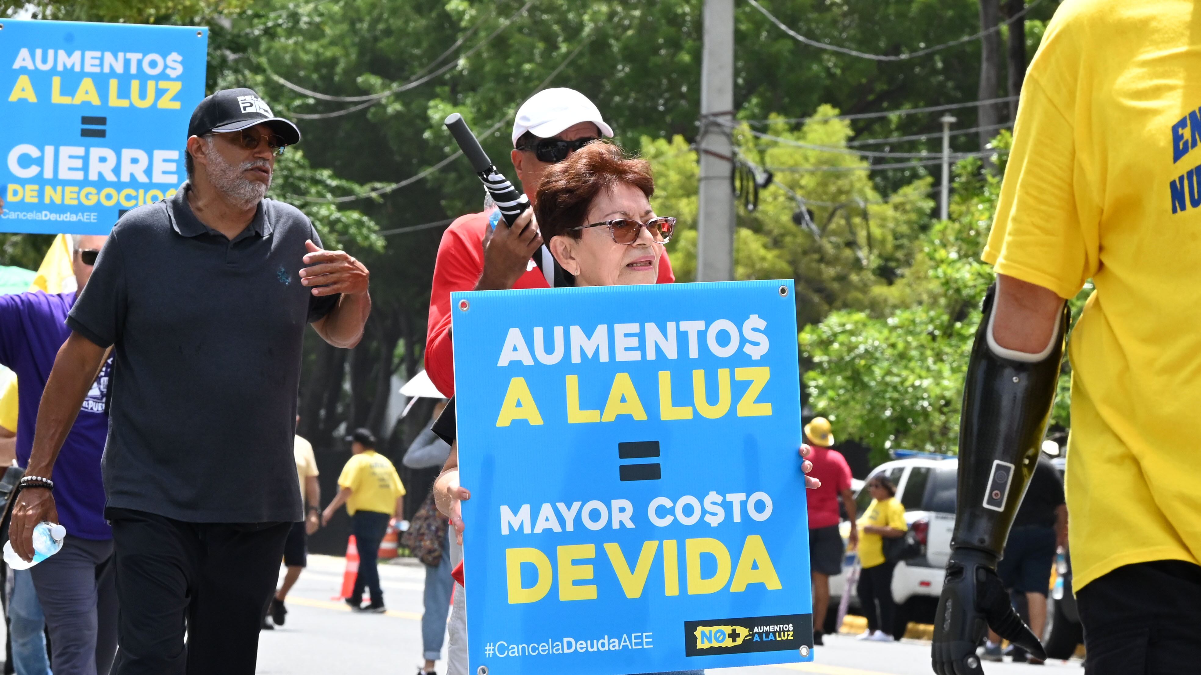 Jubilados de la AEE, protestan frente al Tribunal Federal