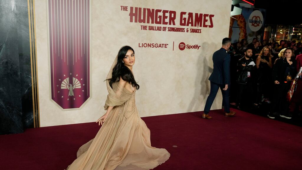 Rachel Zegler, del elenco de "The Hunger Games: The Ballad of Songbirds & Snakes", camina por la alfombra roja de la película en Los Ángeles el lunes 13 de noviembre de 2023, en el Teatro Chino TCL. (Foto AP/Chris Pizzello)