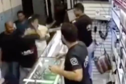 Ladrón intenta robar en una tienda y empleado le pega una bofetada 