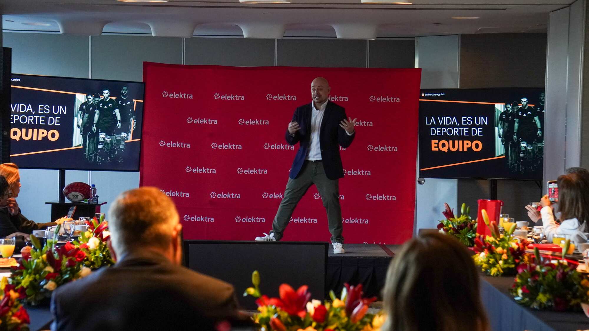 Trabajo. Pasamos gran parte de nuestra vida en el entorno laboral, rodeados de personas que, con el tiempo, pueden convertirse en más que compañeros y ser apoyo clave para nuestro desarrollo laboral y personal.