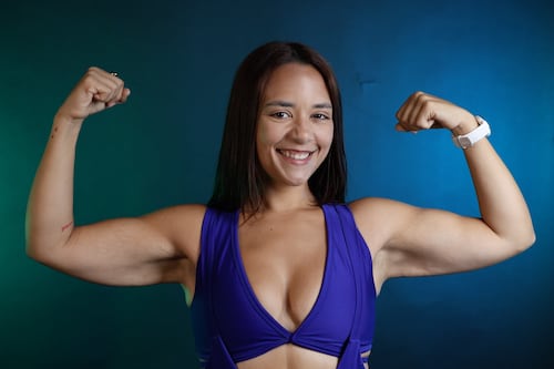 De pesar casi 300 libras a convertirse en entrenadora: la transformación de Yesenia