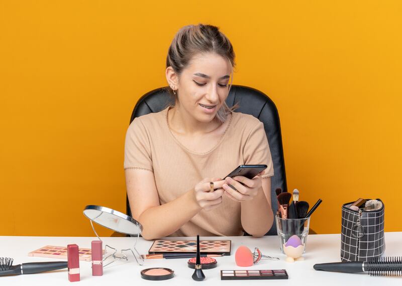 Innovación tecnológica y experiencias inmersivas revolucionan las compras de belleza en línea