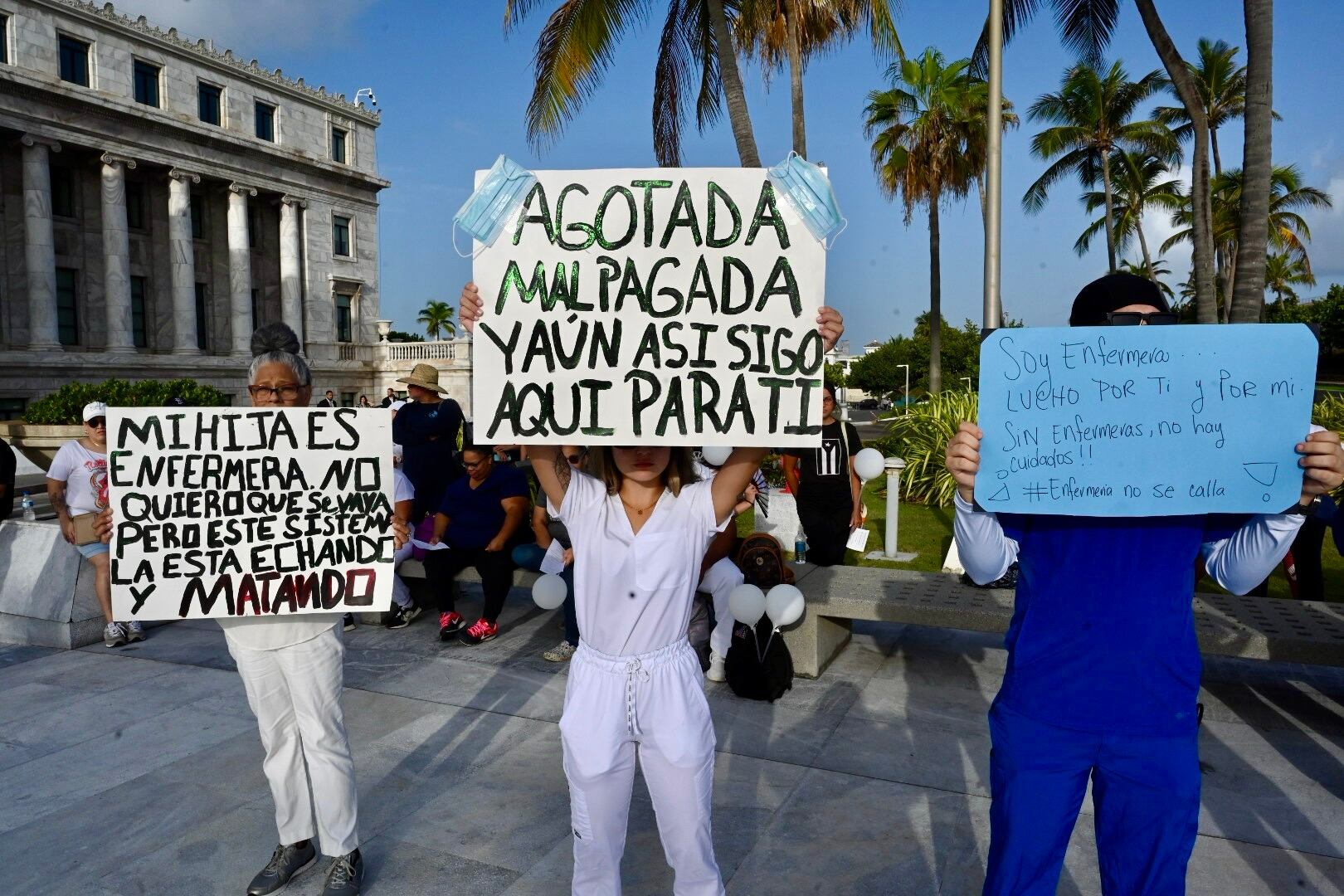 Las enfermeras y enfermeros protestan frente al Capitolio, demandando mejores condiciones de trabajo y salario. Capitolio, San Juan. Metro PR 12 de junio de 2025