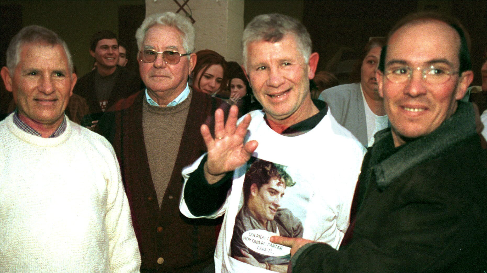 FOTO ARCHIVO. El padre de David con una camiseta de su hijo y varios familiares que acudieron esta tarde al Ayuntamiento para promocionar al cantante EFE/Jose Manuel Vidal.
