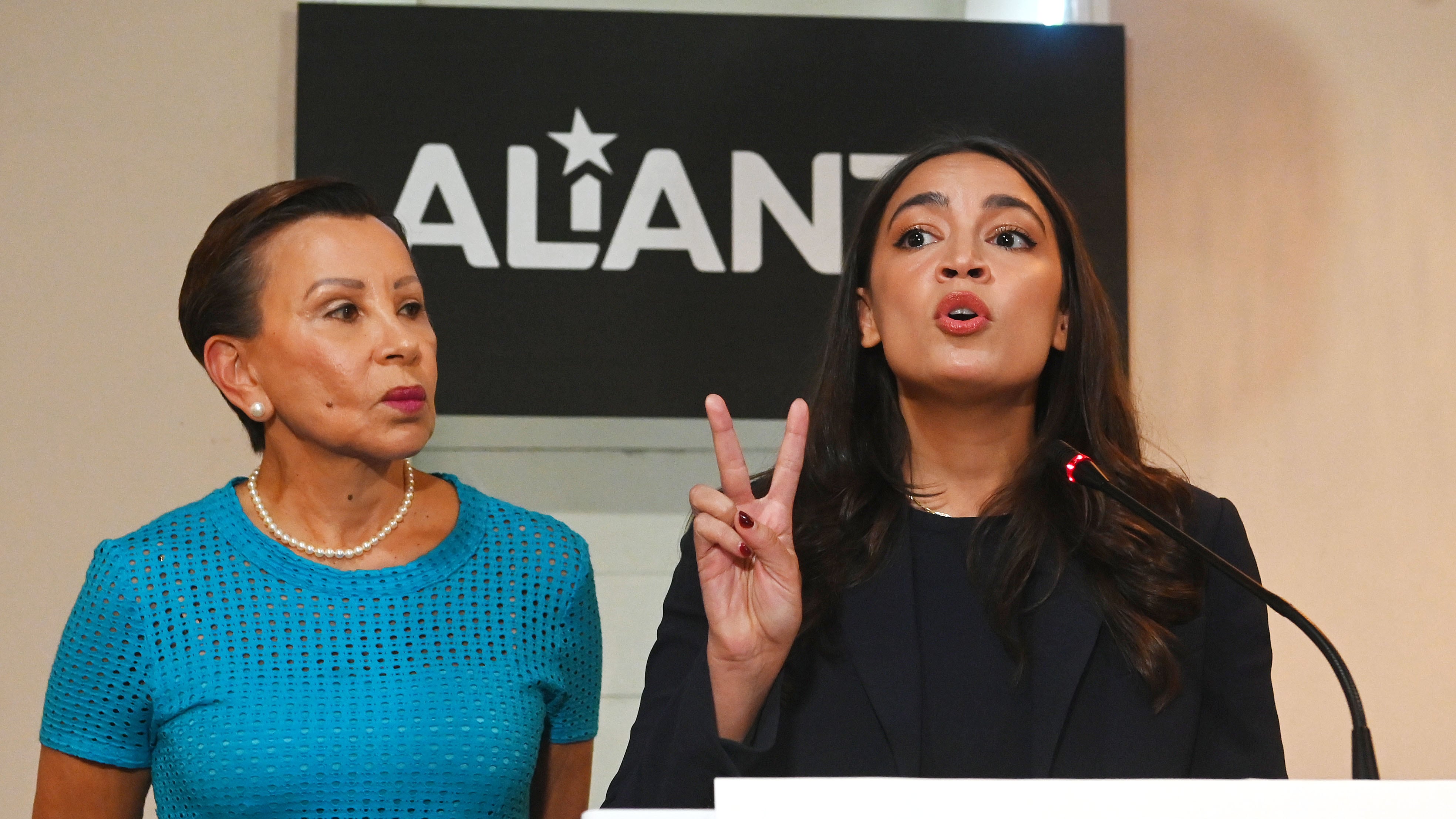 Las congresistas Nydia Velázquez y Alexandria Ocasio Cortez