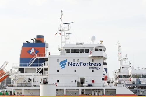 New Fortress Energy acuerda reestructuración que recorta 90% de su deuda