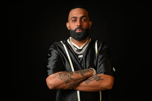 Eladio Carrión vuelve a casa: anuncia concierto en el Choliseo