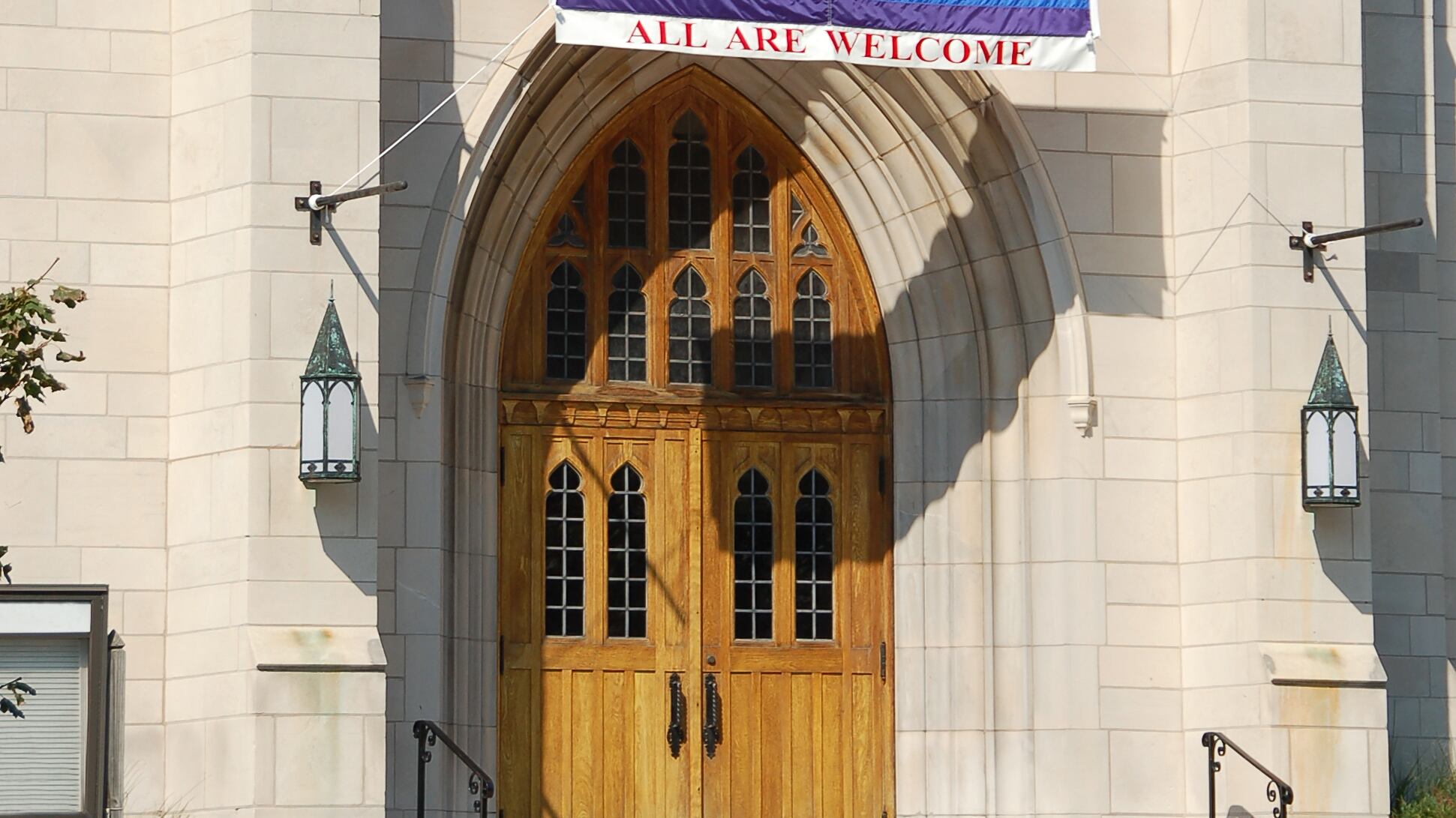 Iglesia con bandera LGBTQIA+ en su entrada.