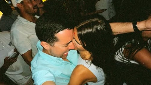 El comediante Alejandro Gil Santiago en el cierre de su negocio en Dorado.