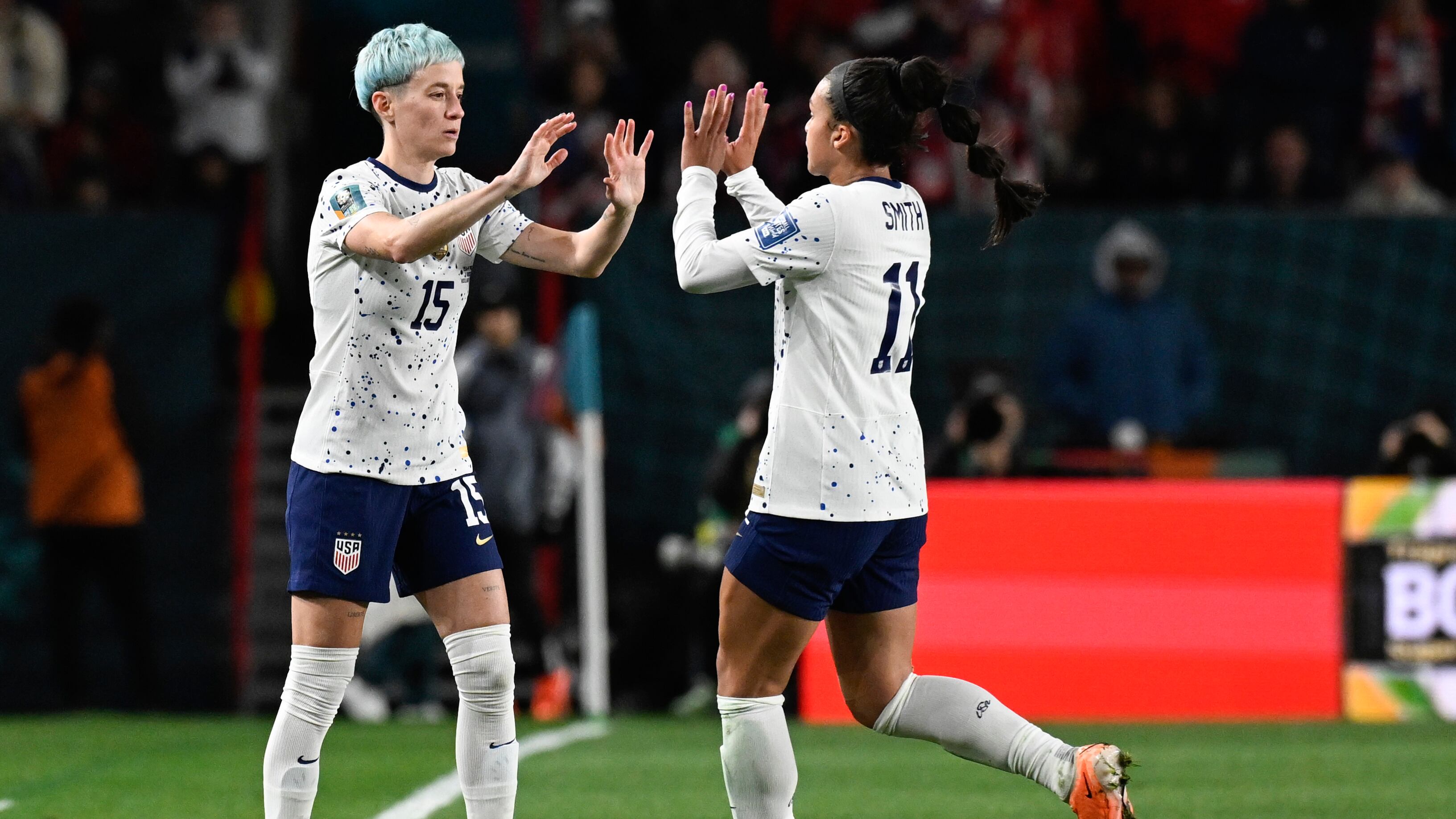 Megan Rapinoe (izquierda), sustituye a Sophia Smith durante el partido del Grupo E del Mundial femenino que enfrentó a Estados Unidos y Portugal, en el estadio Eden Park, en Auckland, Nueva Zelanda, el 1 de agosto de 2023. (AP Foto/Andrew Cornaga)