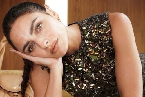 “La mejor vestida de F1”: Aislinn Derbez sorprende con dos looks que reinterpretan el folclore mexicano