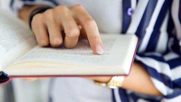 Leer es un buen hábito.