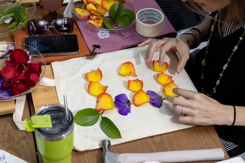Crear arte con flores se convierte en una forma original de celebrar a mamá