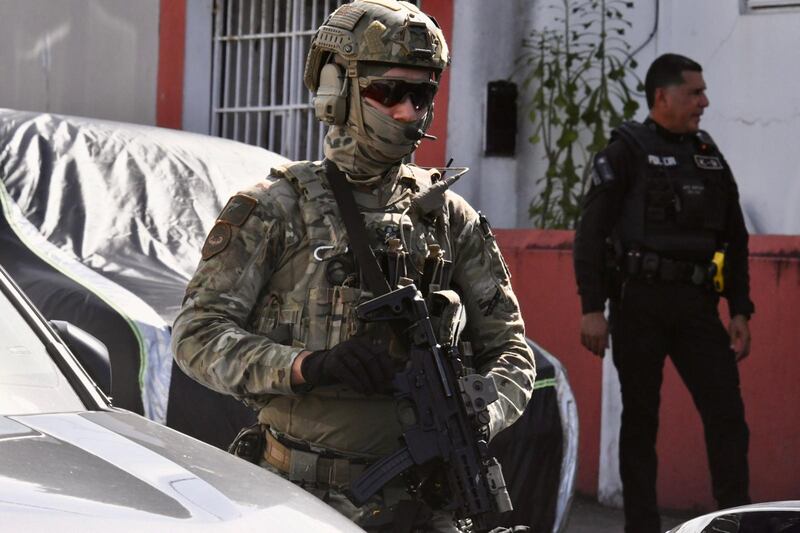 Federales realizan operativo en Villa Palmeras en Santurce