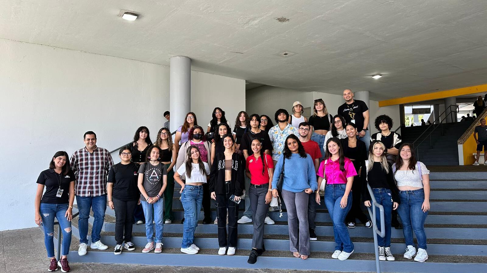 Grupo de estudiantes junto al profesor Jose Soto.