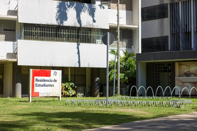 Resicampus detrás de un cartel que la identifica como "Residencias estudiantiles" con el sello de la UPR.