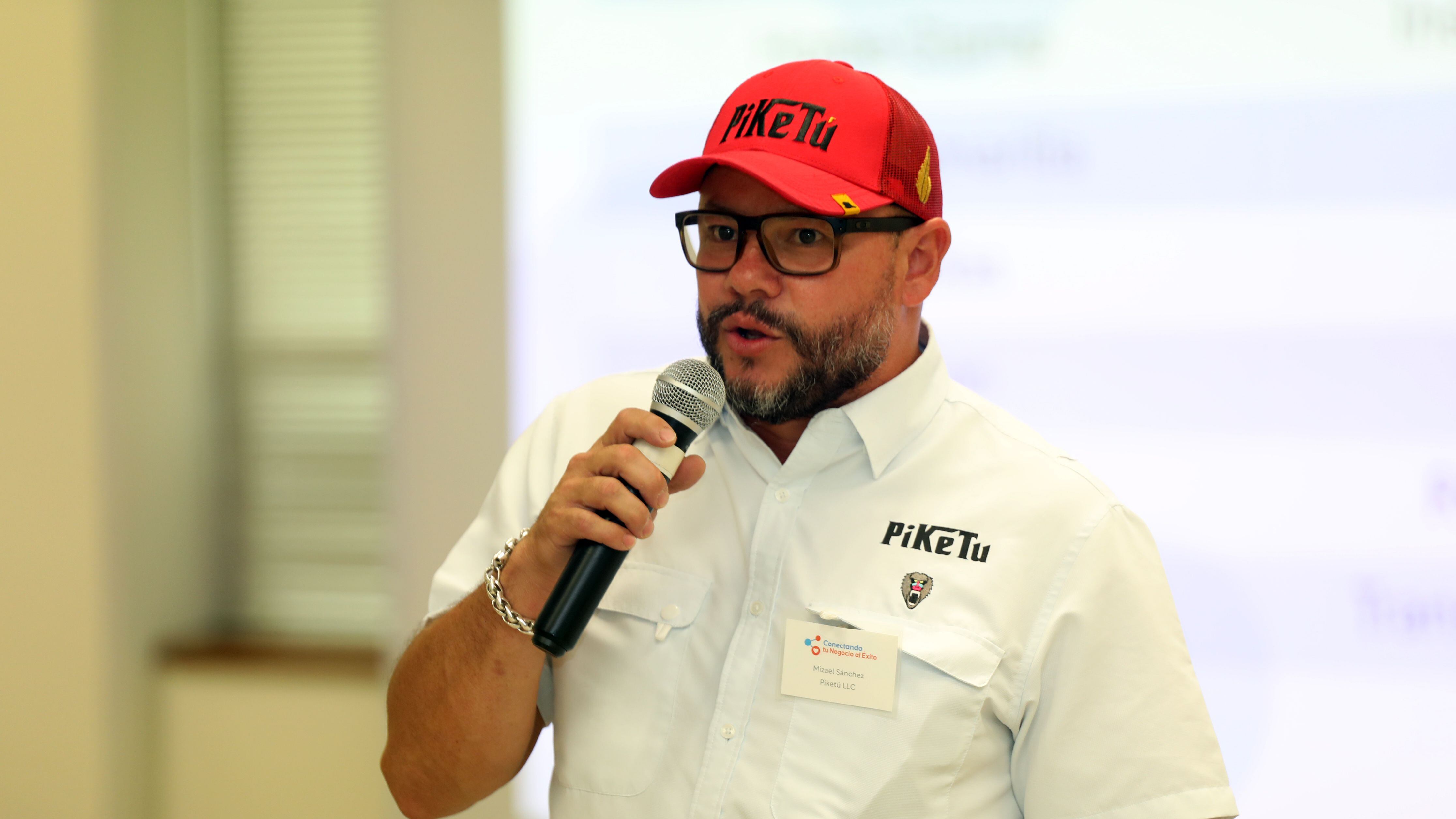 Mizael Sánchez de Piketú, una de las empresas finalistas que opera en el municipio de Bayamón y que se dedica a la manufactura de salsas picantes naturales sin preservativos y sin vinagre