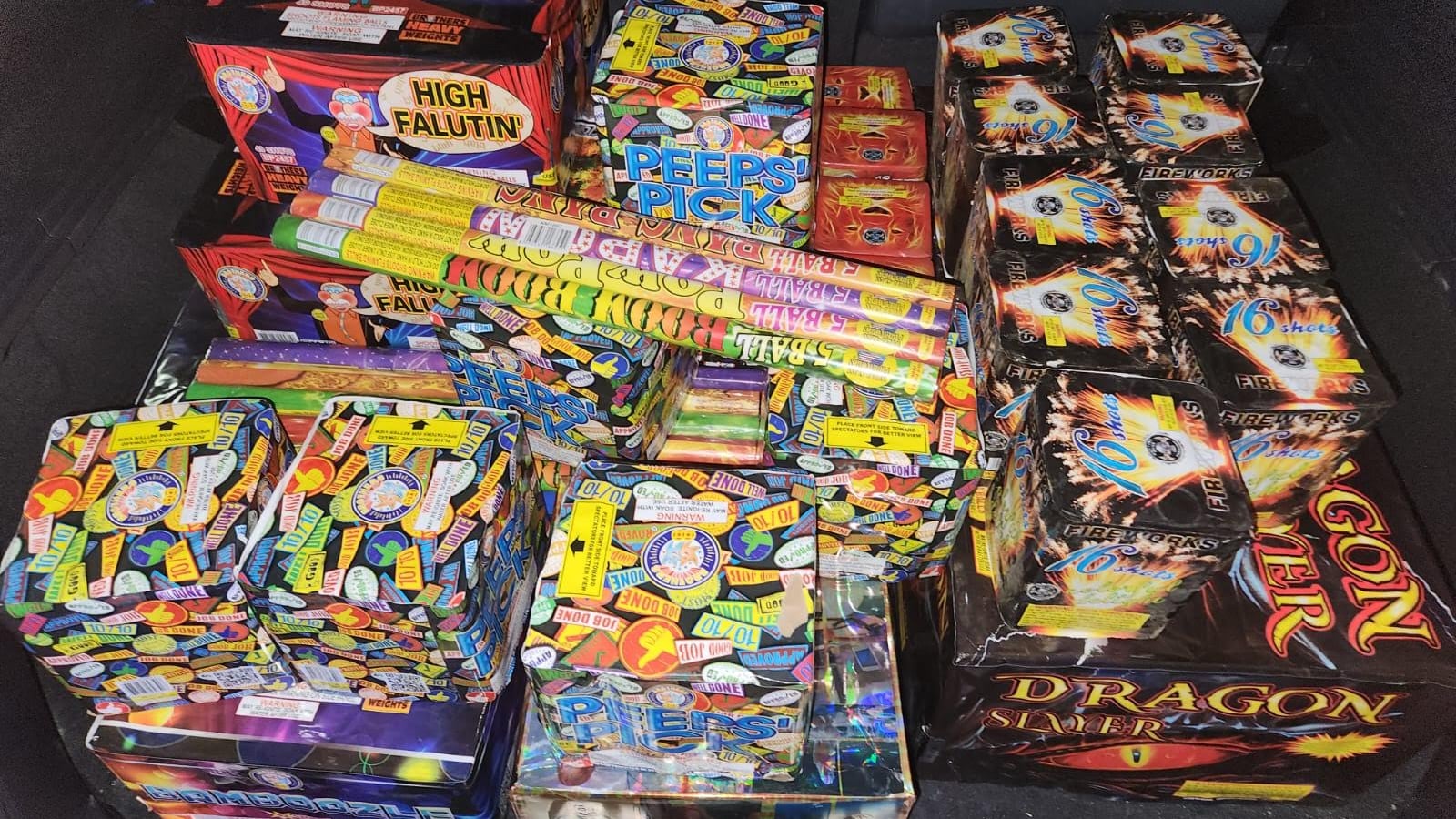 Arrestan a mujer por pirotecnias