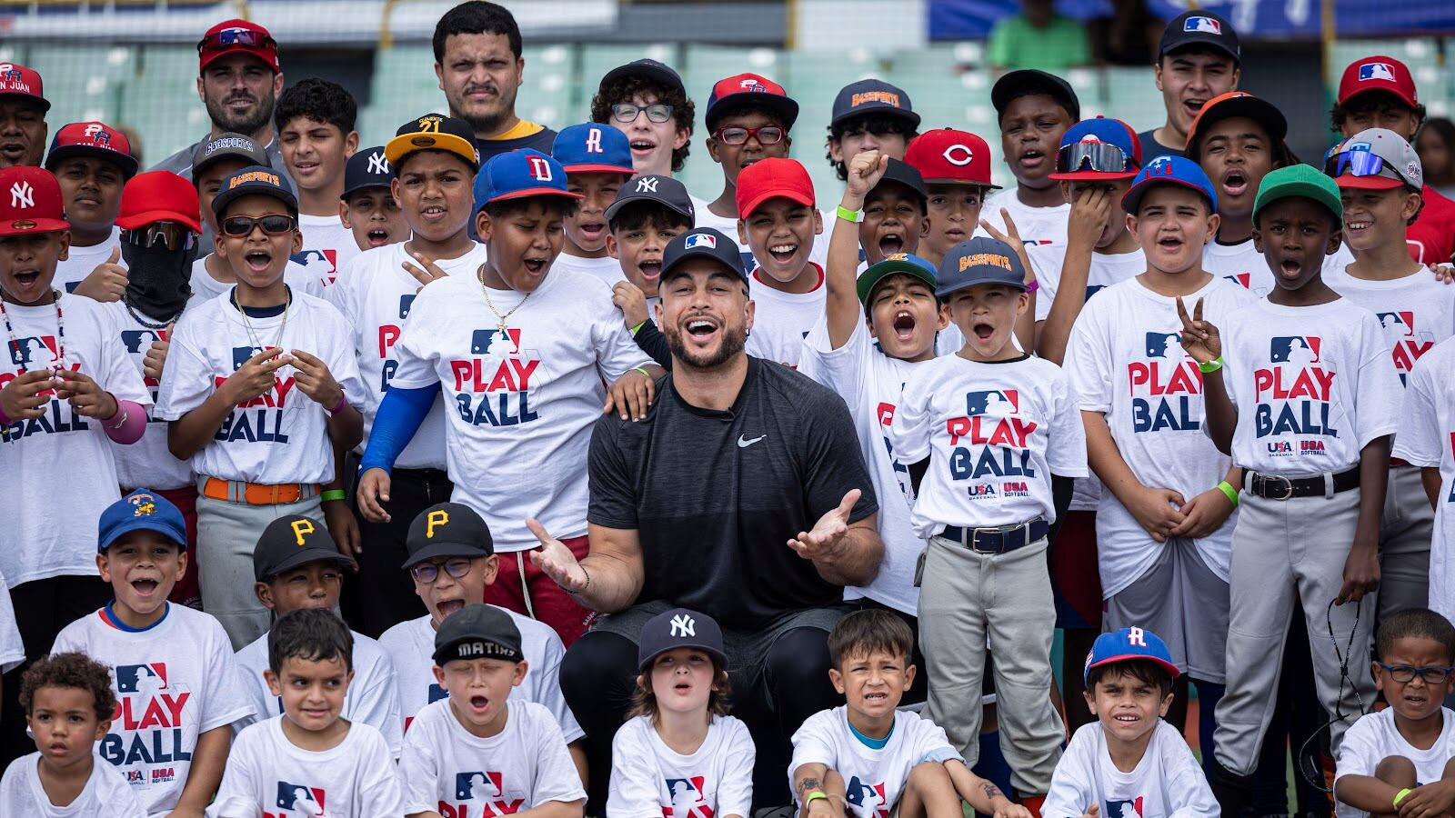 Giancarlo Stanton participa del ‘MLB Playball’ en el Hiram Bithorn.