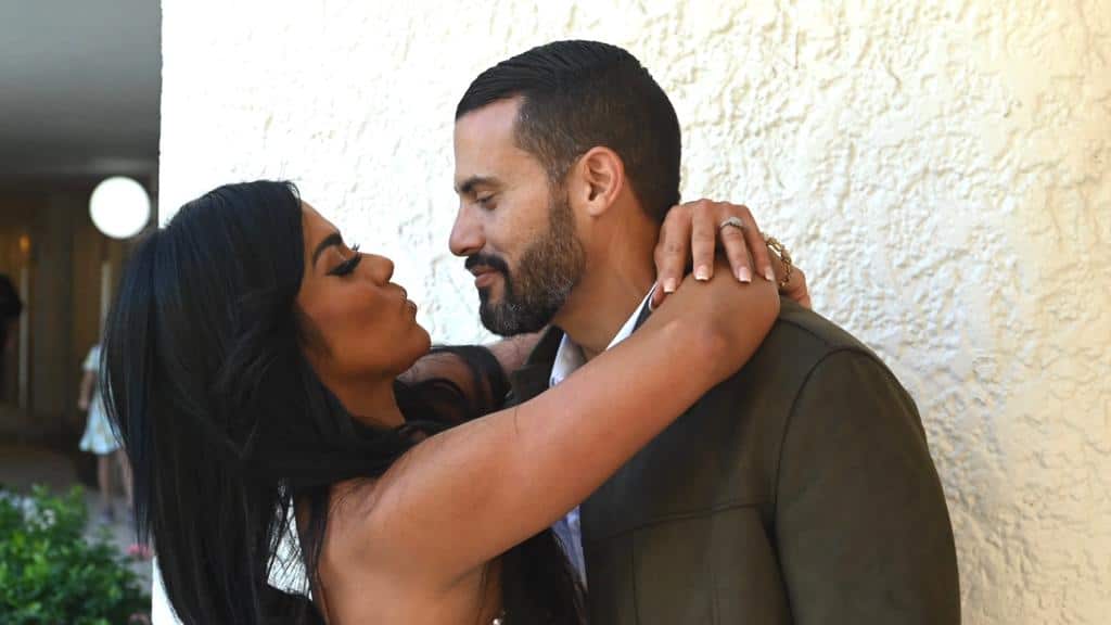 La modelo presenta su nuevo perfume junto a su pareja.