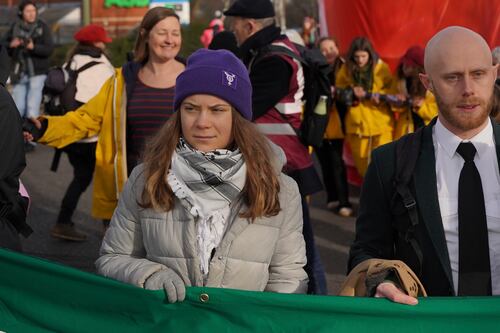 Greta Thunberg participa de una protesta contra operaciones de un aeropuerto en Gran Bretaña 
