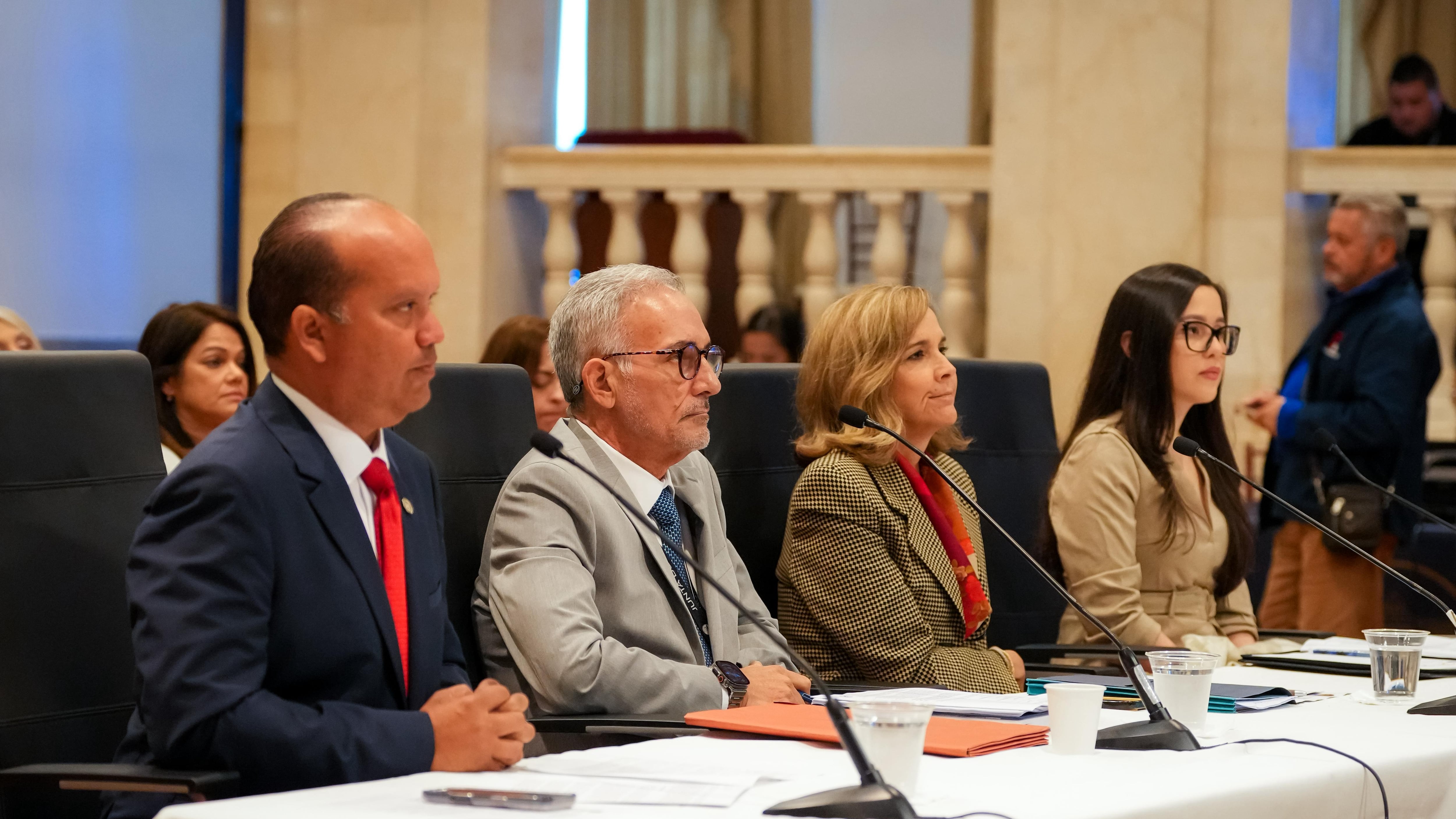Senadores y representantes del sector privado durante la segunda vista pública sobre el Proyecto del Senado 912, reforma contributiva de Puerto Rico, en la Comisión de Hacienda, Presupuesto y PROMESA del Senado.