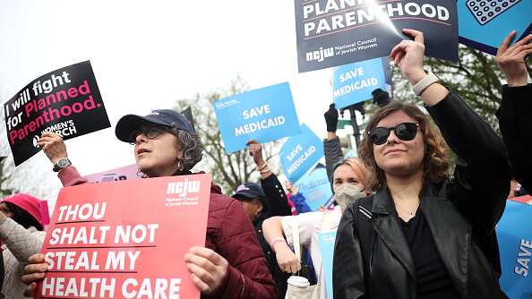 Manifestantes a favor del derecho al aborto protestan frente al Tribunal Supremo durante los alegatos del caso Medina v. Planned Parenthood South Atlantic. El caso surgió por el intento de Carolina del Sur de excluir a Planned Parenthood de Medicaid. El 26 de junio, la Corte falló a favor del estado.