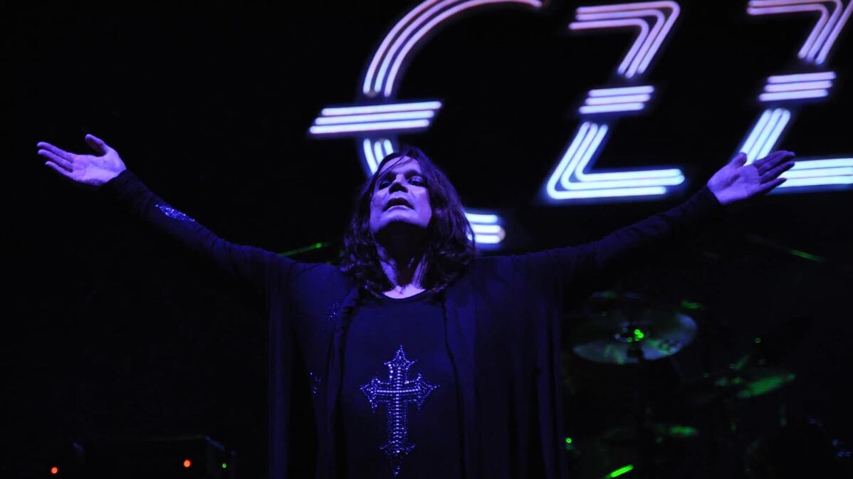 La familia Osbourne informó que el músico murió “en paz y rodeado de sus seres queridos”.