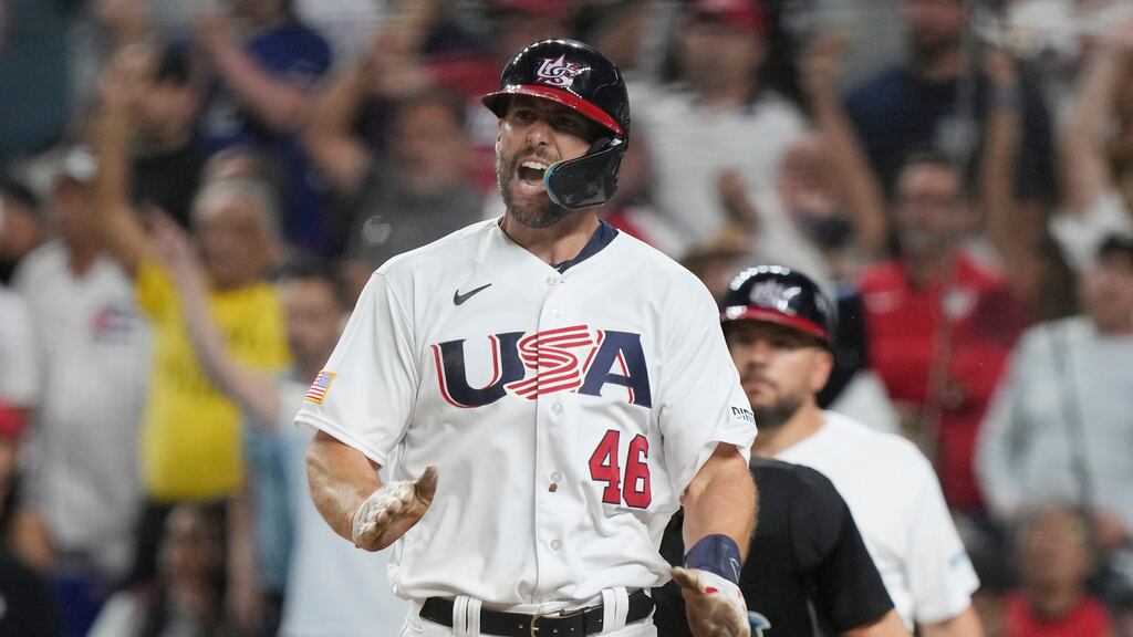 Paul Goldschmidt (46), de Estados Unidos, celebra después de anotar con un imparable de Nolan Arenado, durante la cuarta entrada del partido del Clásico Mundial de béisbol, contra Cuba, el domingo 19 de marzo de 2023, en Miami. (AP Foto/Marta Lavandier)
