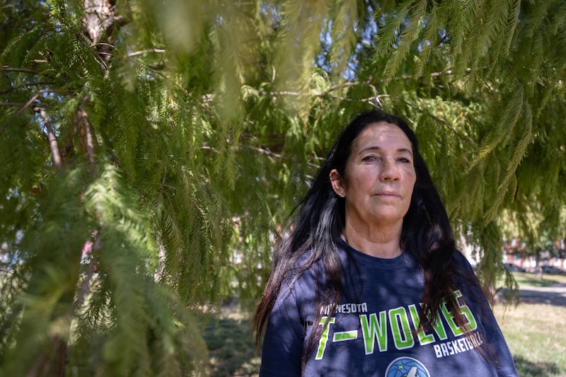 Cheri Honkala posa para un retrato en el parque McPherson Square, en Kensington. El lugar guarda recuerdos de su pareja fallecida, Guillermo Santos, quien murió en 2021.